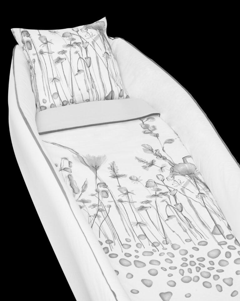 Capiton funéraire La Nature ANOBLIS avec des motifs d'herbes folles grises sur fond blanc