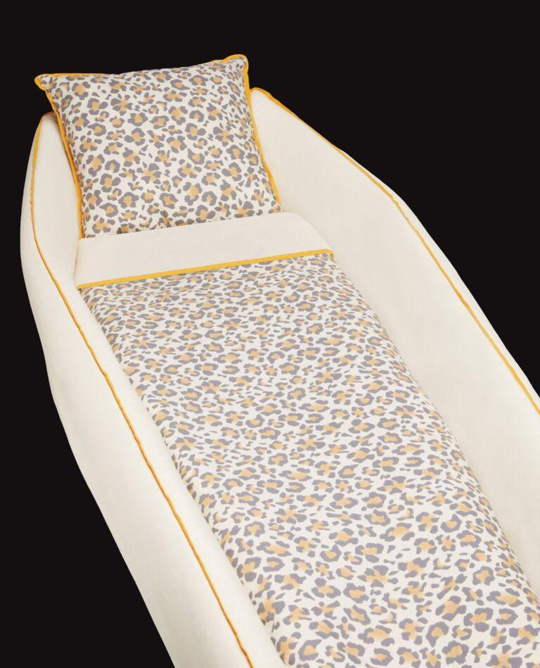 Capiton funéraire La Mode ANOBLIS avec des motifs léopards et un biais jaune