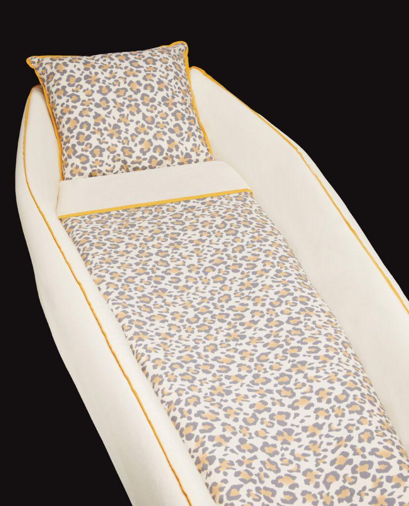 Capiton funéraire La Mode ANOBLIS avec des motifs léopards et un biais jaune